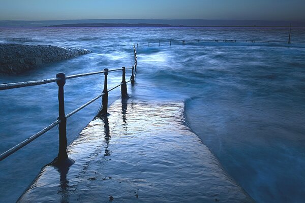 Pier führt zum Wasser, See und Pier