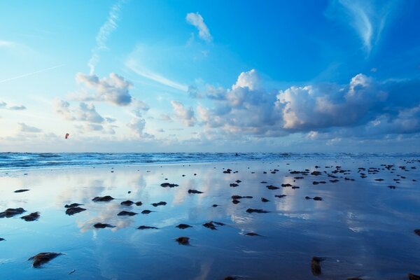 Die Küste des blauen Meeres, schöne Wolken