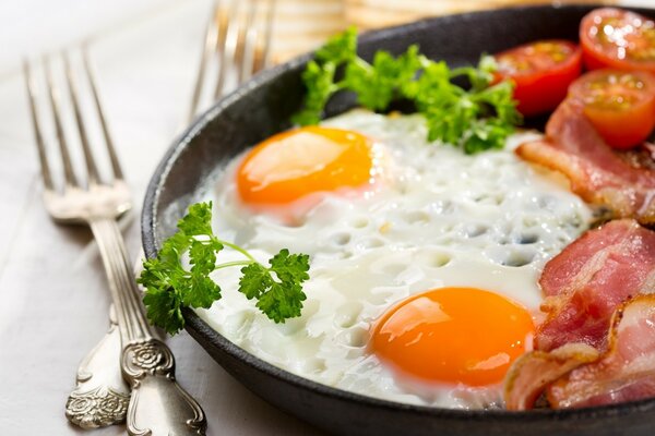 Huevos revueltos con tocino y verduras y tomates