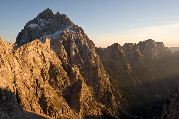 La ladera de la montaña en el atardecer del cielo