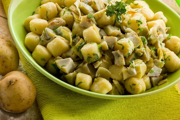 Plat de pommes de terre avec des boulettes