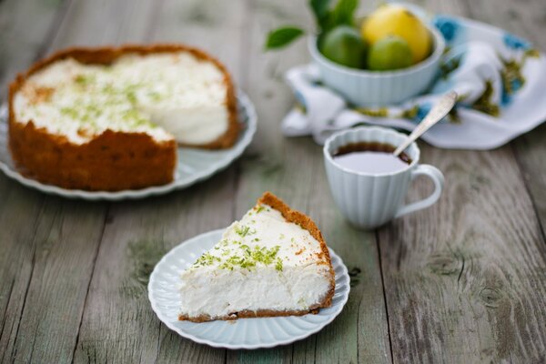 Postre en plato pasteles dulces