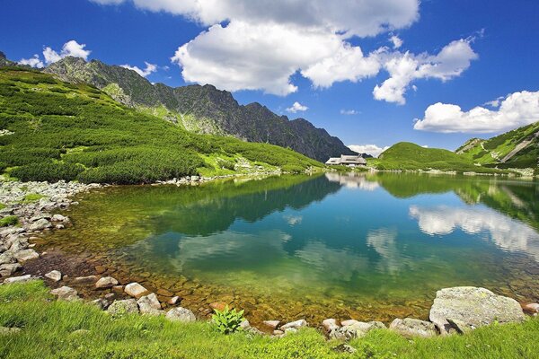 Die Berge spiegeln sich im See wider