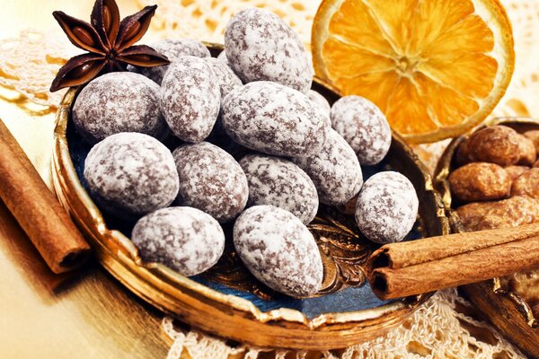 Postre, pastel de bayas y círculos de chocolate