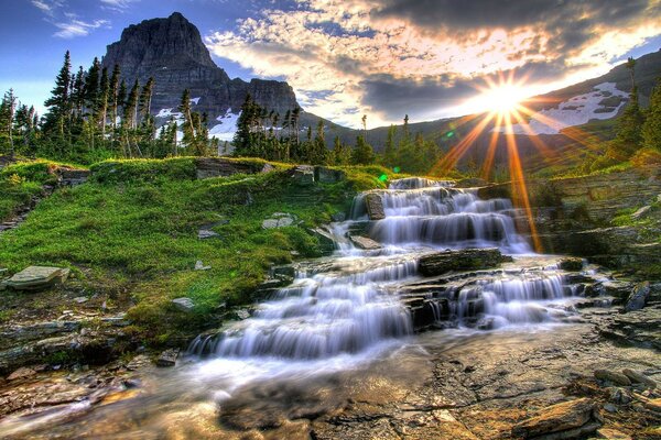 Gebirgsfluss im Licht des Sonnenuntergangs