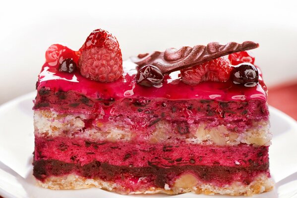 Délicieux gâteau aux framboises avec glaçage et noix