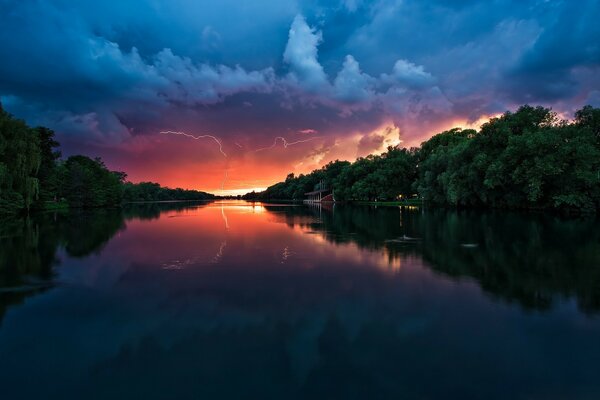 Vista desde el río hasta la puesta de sol