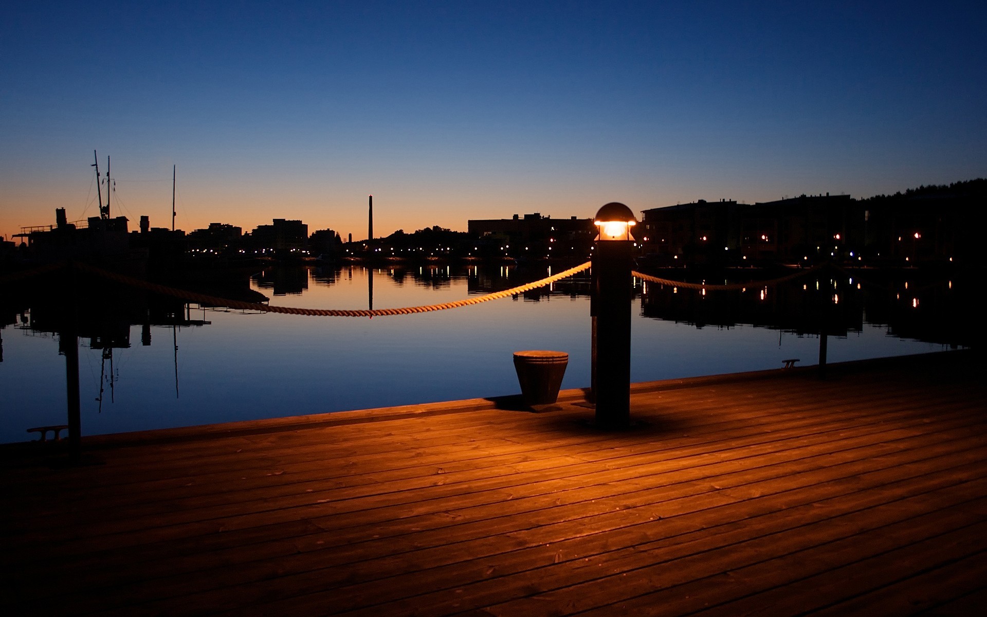 linterna noche muelle luces