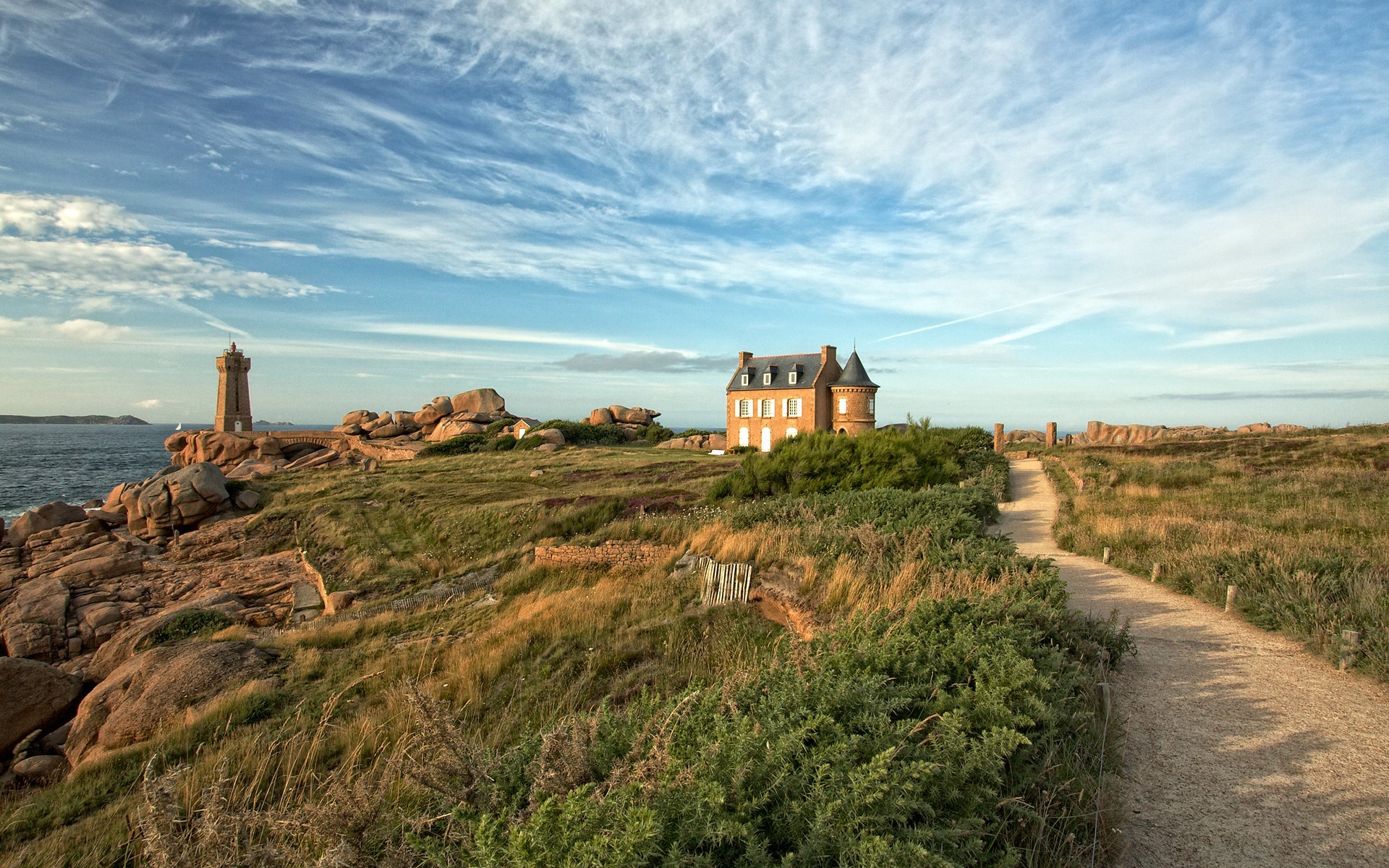 sentiero casa faro nuvole