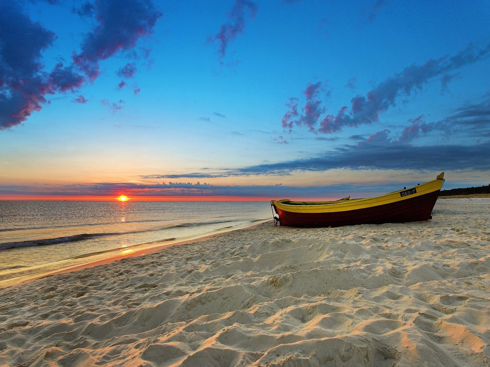 playa arena barco mar sol