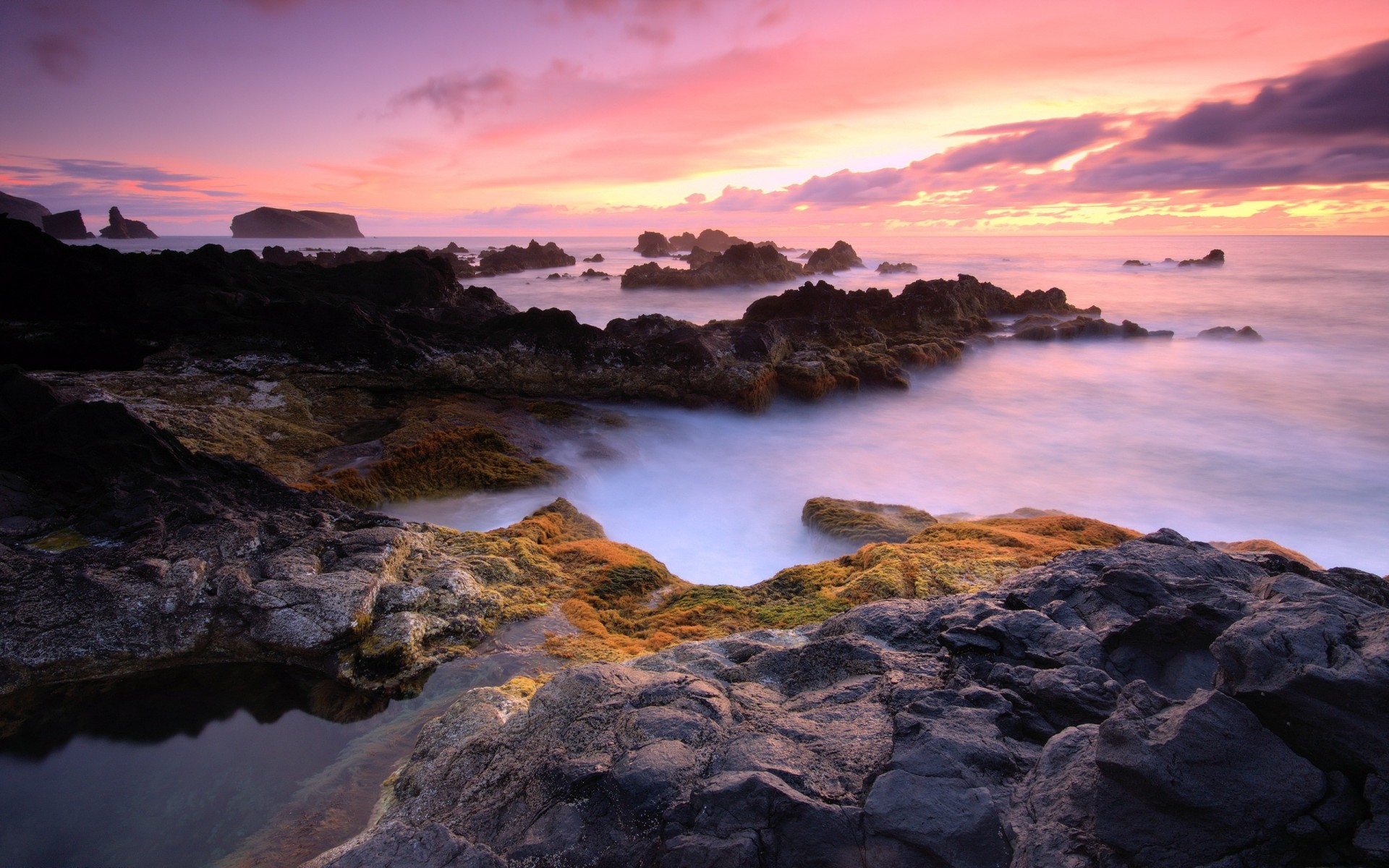 piedras costa agua puesta de sol