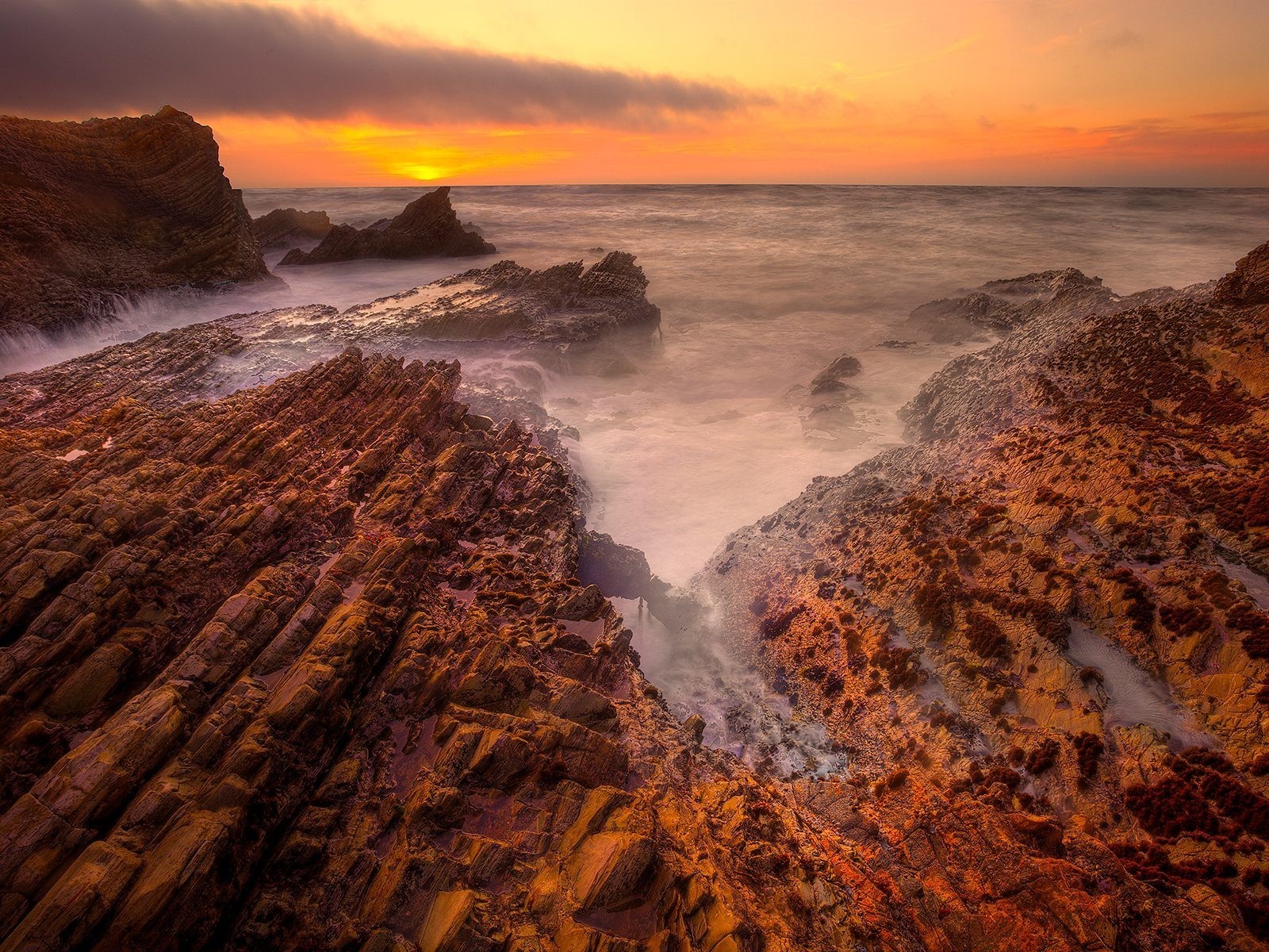 rochers côte mer coucher de soleil