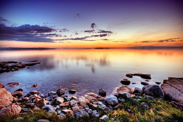 Plage rocheuse. Coucher de soleil orange