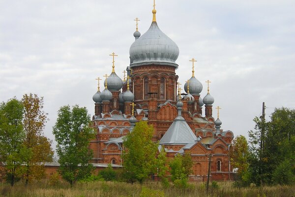 Schöne Kathedrale unter Bäumen im Herbst