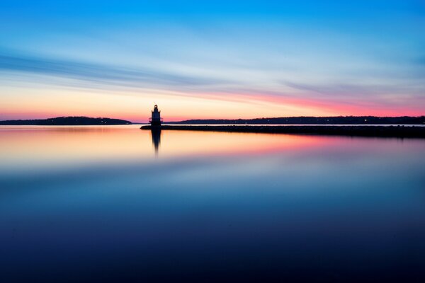 Aguas tranquilas que reflejan el amanecer