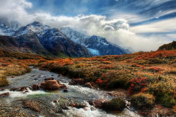 Fondos de pantalla: montañas, nubes exuberantes, río rápido