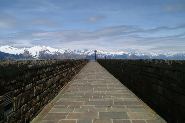 La strada per le montagne innevate