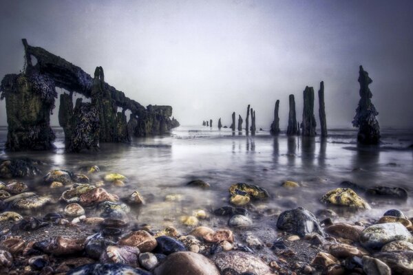 Stone pillars go into the sea