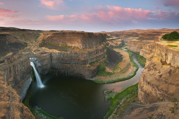 Fascinating view of the canyon and waterfall