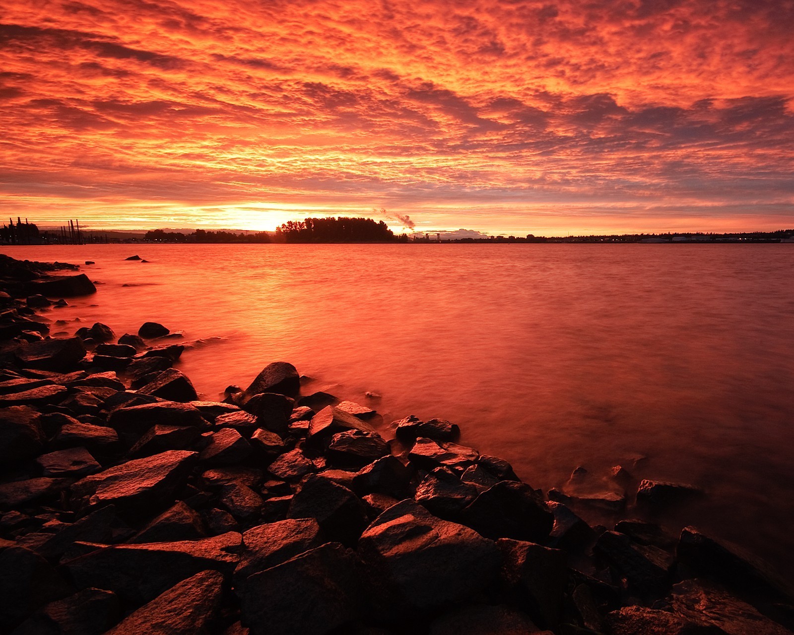 pierres coucher de soleil rouge nuages eau