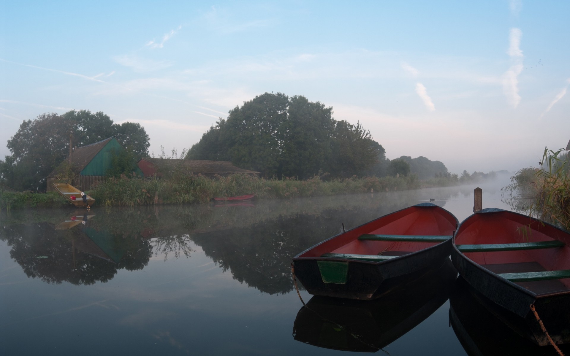 barcos río niebla