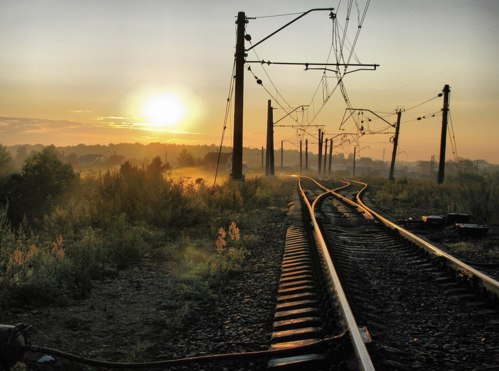 ferrocarril sol caminos alambres niebla casas