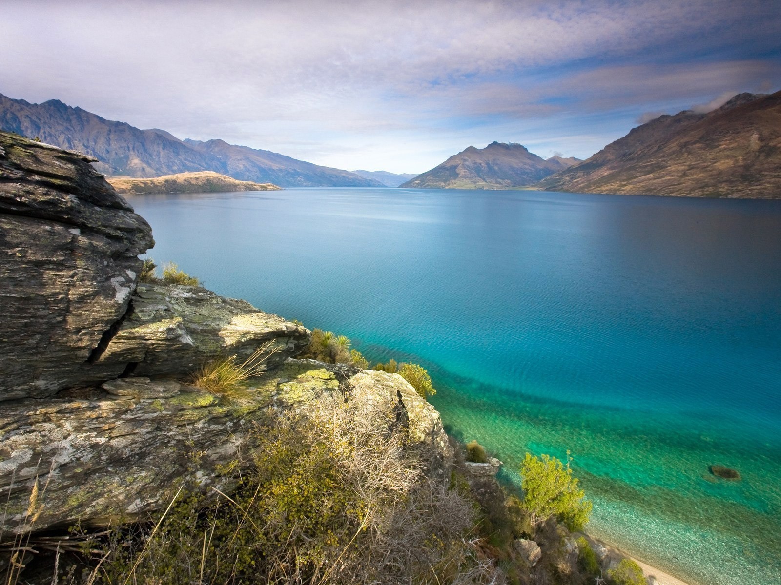 lago montagne acqua