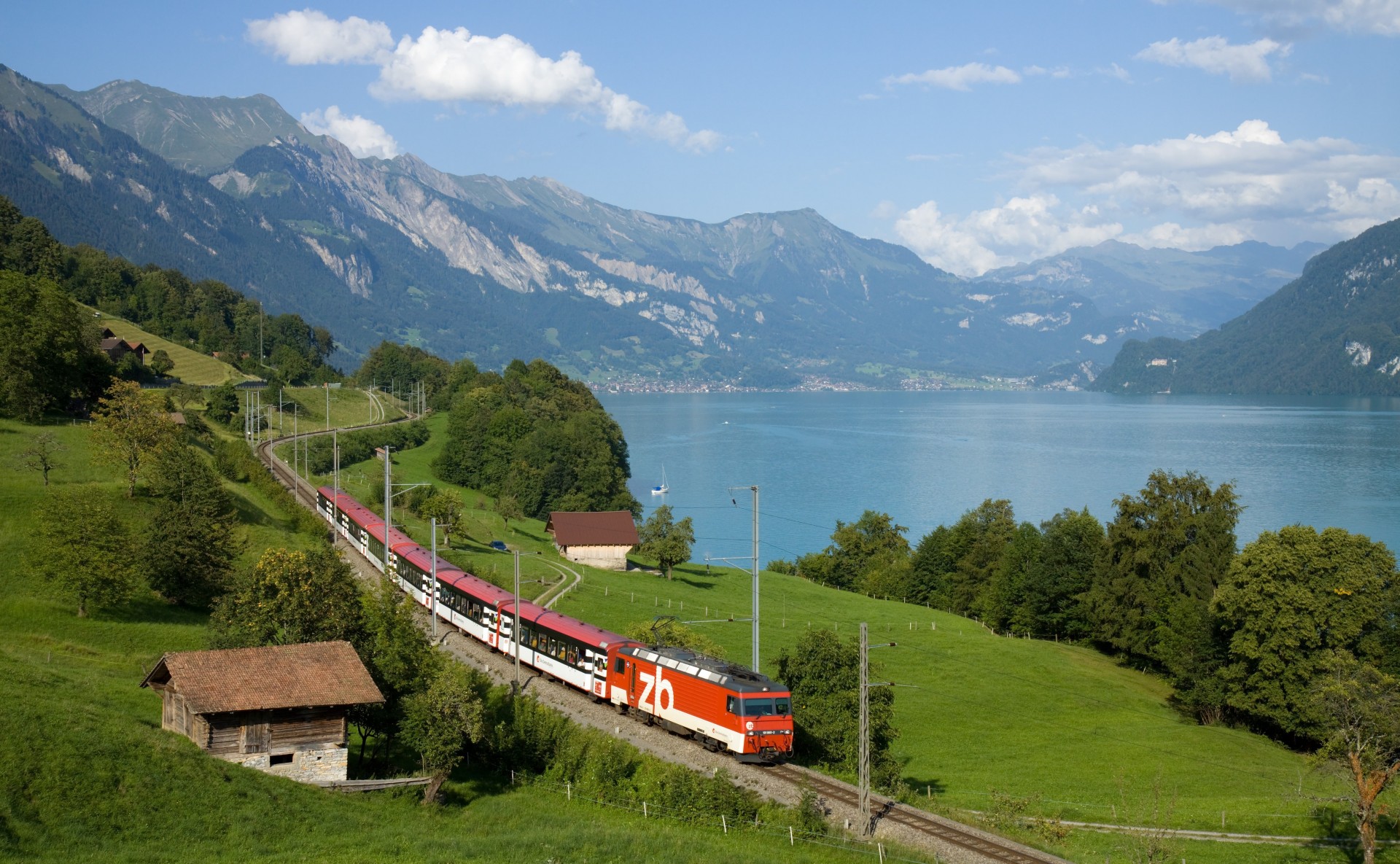 grüns zug fluss haus berge