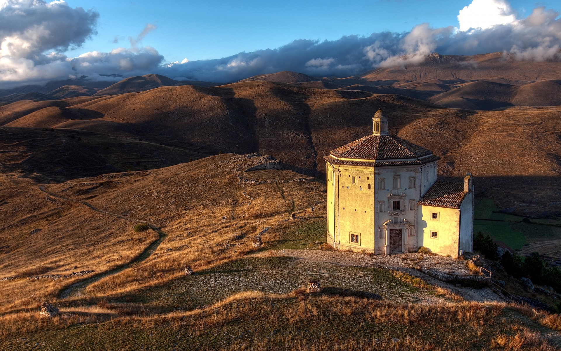 kirche italien abruzzen hügel