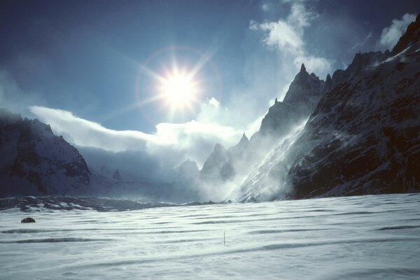 Nuvole e sole nelle montagne fredde. RU