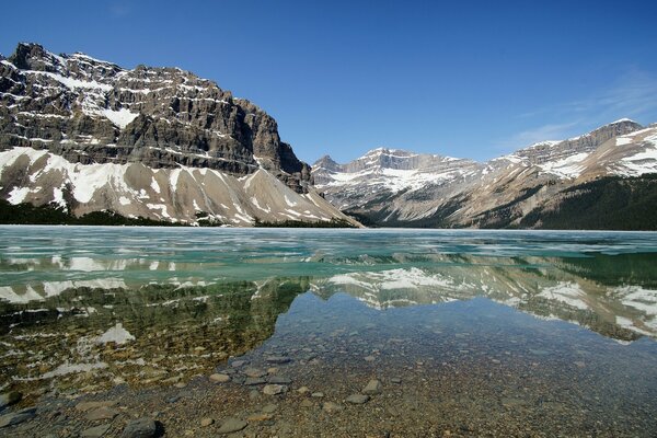 Lago invernale in montagna nel Parco Nazionale