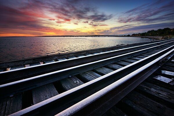 Ferrovia sullo sfondo del tramonto