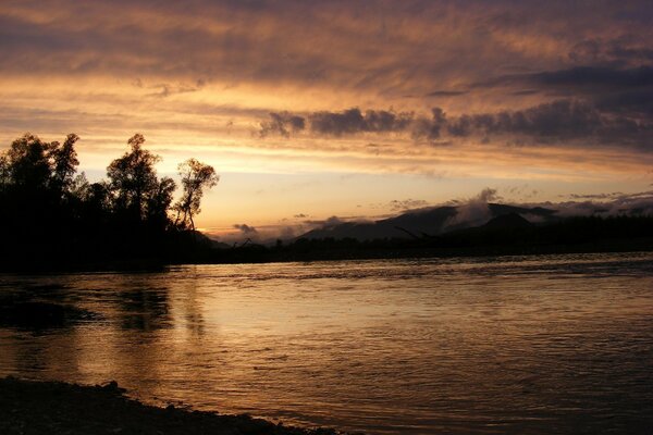 Sonnenuntergang über dem Fluss schöne Natur am Ufer