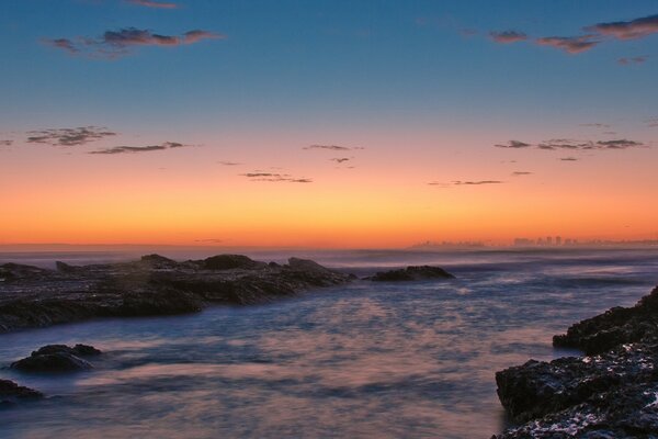 Bord de mer au coucher du soleil de la journée