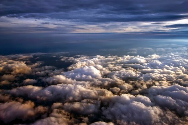 Volando sobre las nubes en el cielo lleno de luz