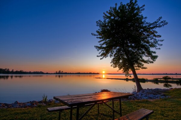 Mesa de madera junto al lago