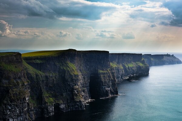 Acantilados irlandeses, acantilados, acantilados bajo las nubes