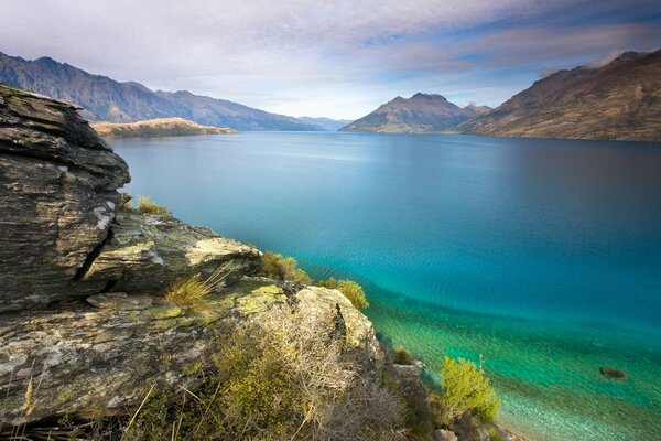 Lago azul entre las montañas de relieve