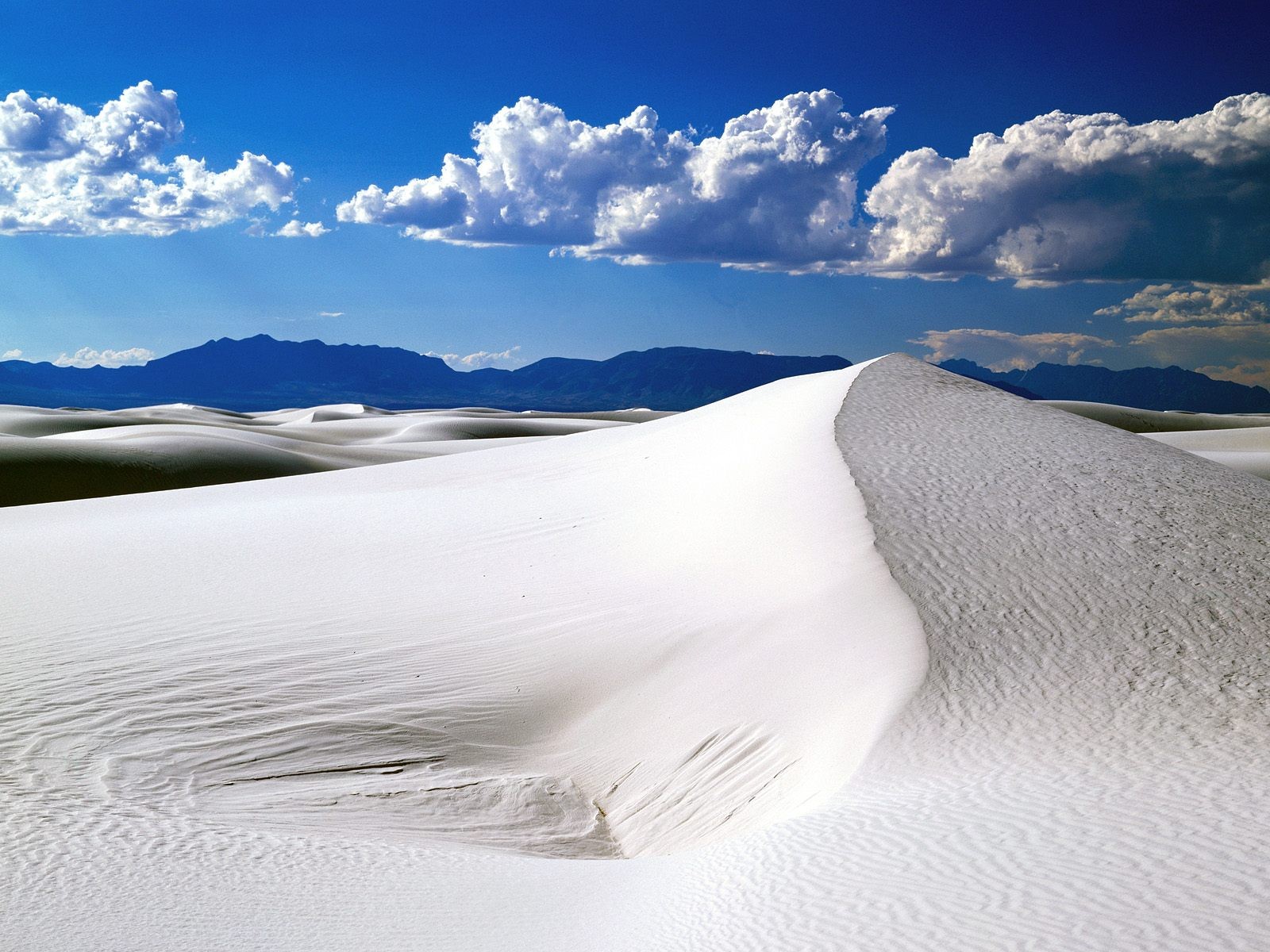 montagnes sable nuages