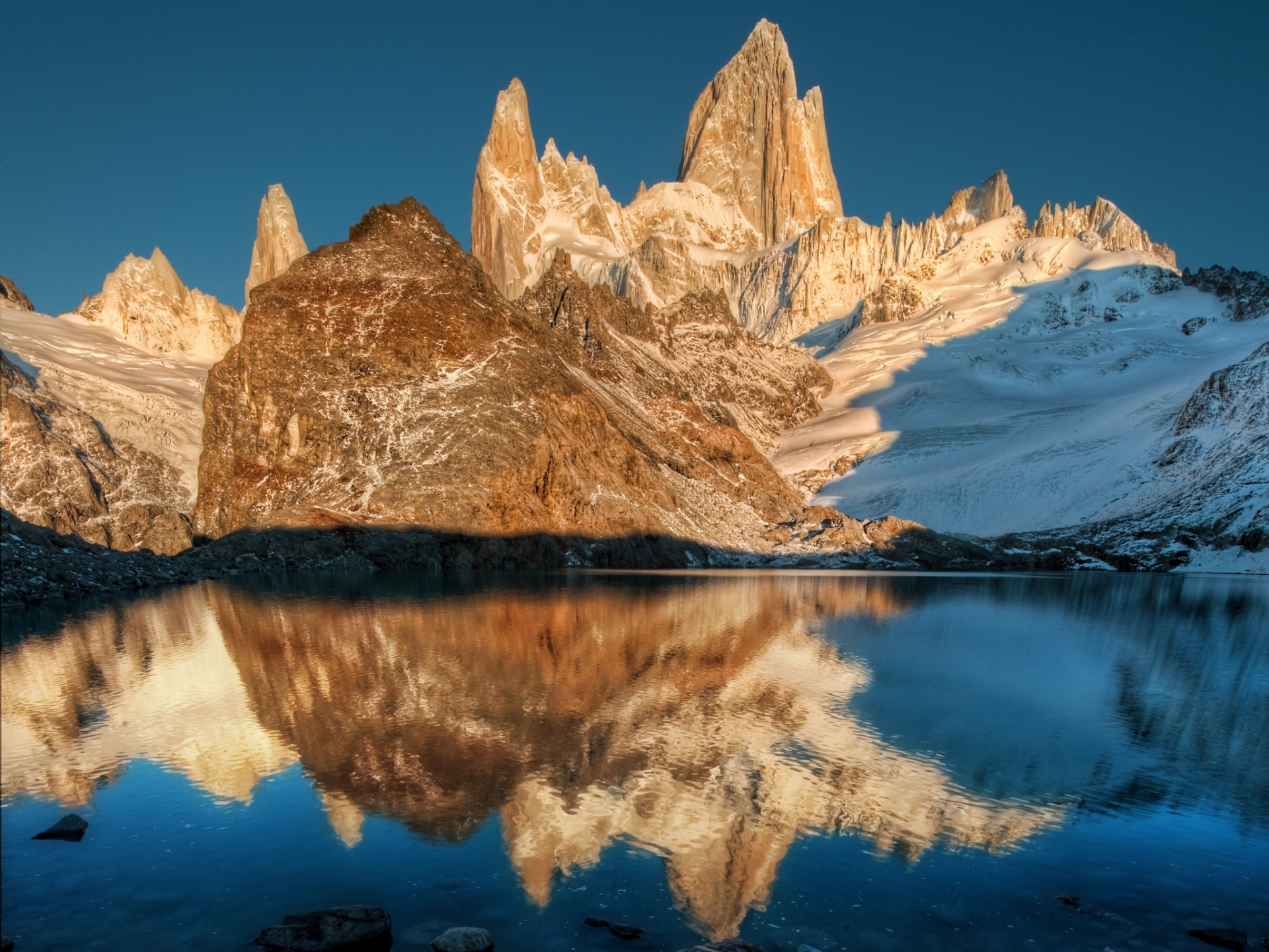 montañas lago reflexión