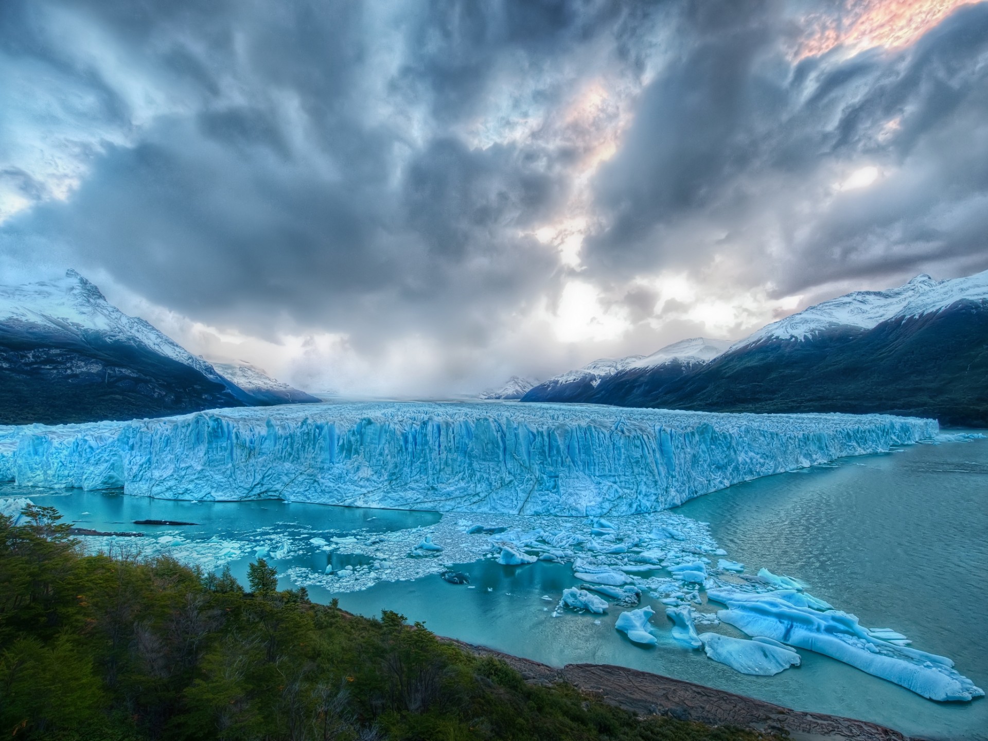 iceberg montañas paisaje bosque agua