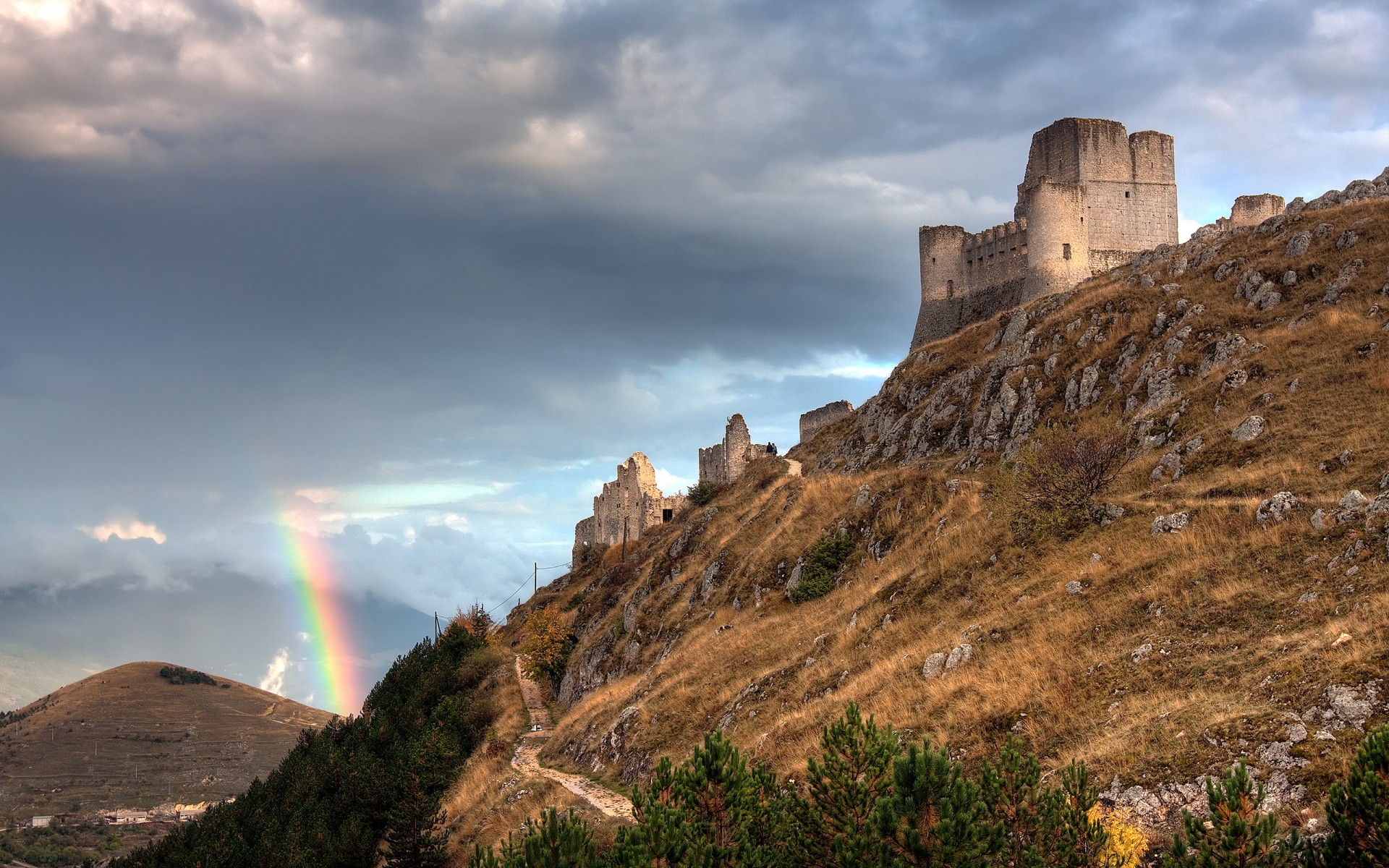 regenbogen und burg abruzzen italien italien regenbogen ruinen festung