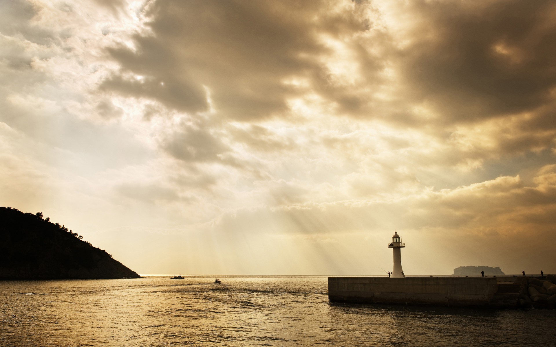 phare lueurs rayons lumière eau bateaux quai