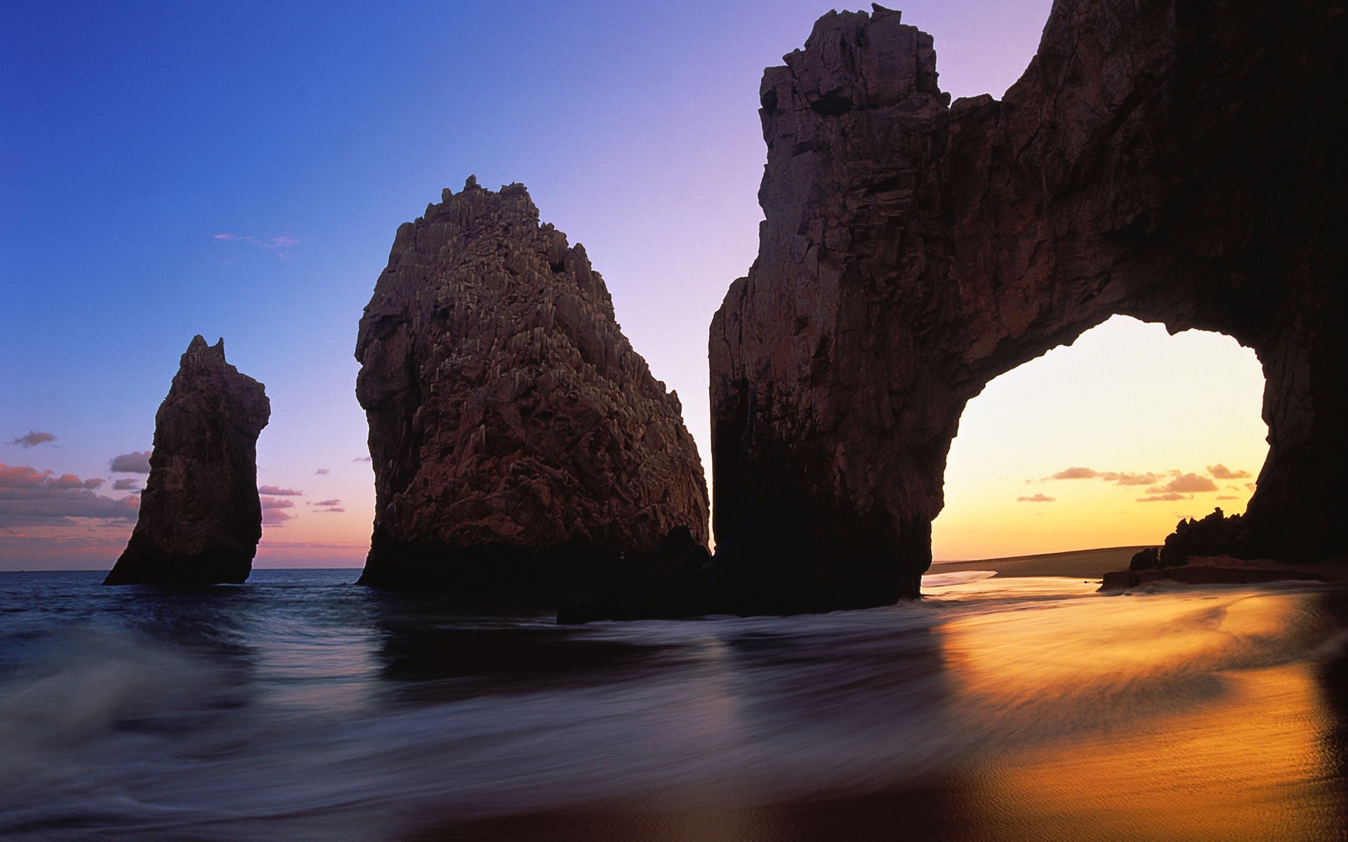 montañas mar olas cielo