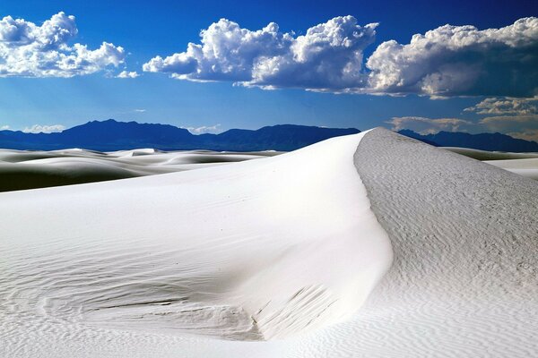 Montagne sable blanc