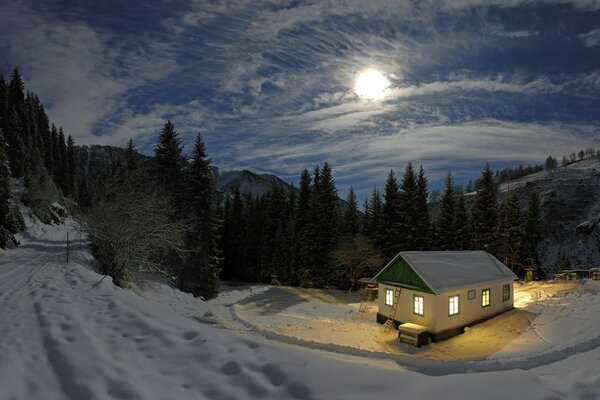 Maison dans la nuit, forêt d hiver