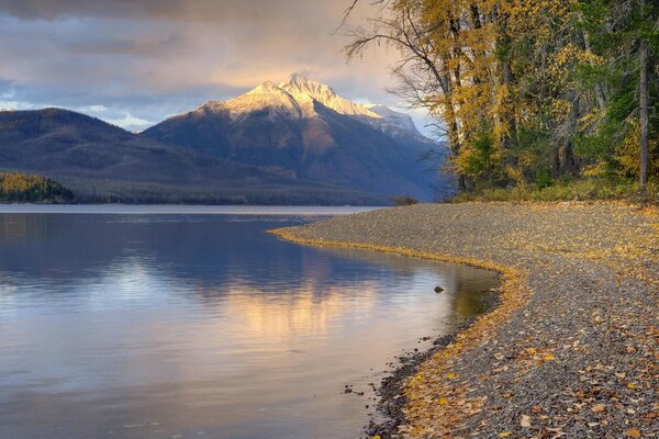 Reflet des montagnes dans l eau à l automne