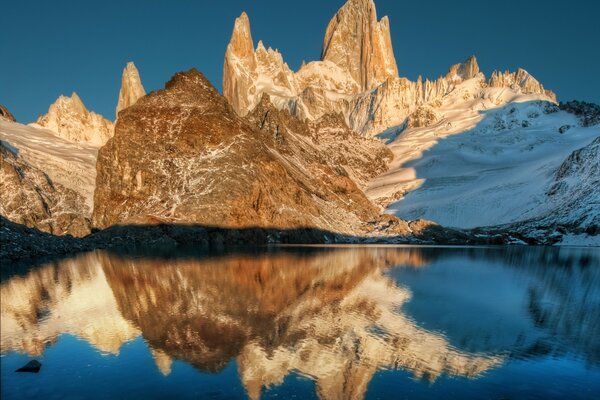 Lago limpido in montagna. Riflesso delle montagne in acqua limpida