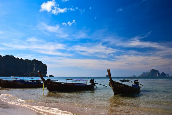 Surf, mare, spiaggia, Tre canoe