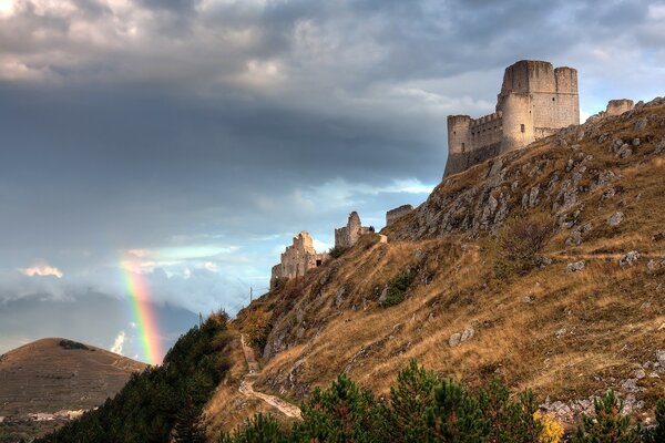 Château sur la colline . arc-en-ciel dans le ciel